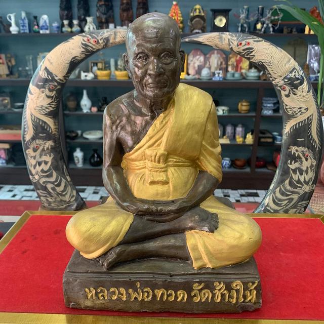หลวงปู่ทวดองค์ใหญ่ เนื้อปูน