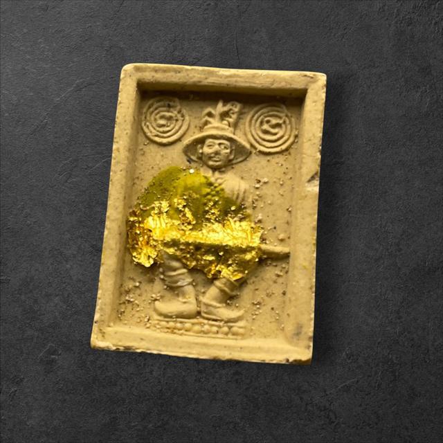 สมเด็จชนะ วัดชนะสงคราม ด้านหลังเป็นสมเด็จกรมพระราชวังบวรมหาสุรสิงหนาท พิมพ์เล็ก