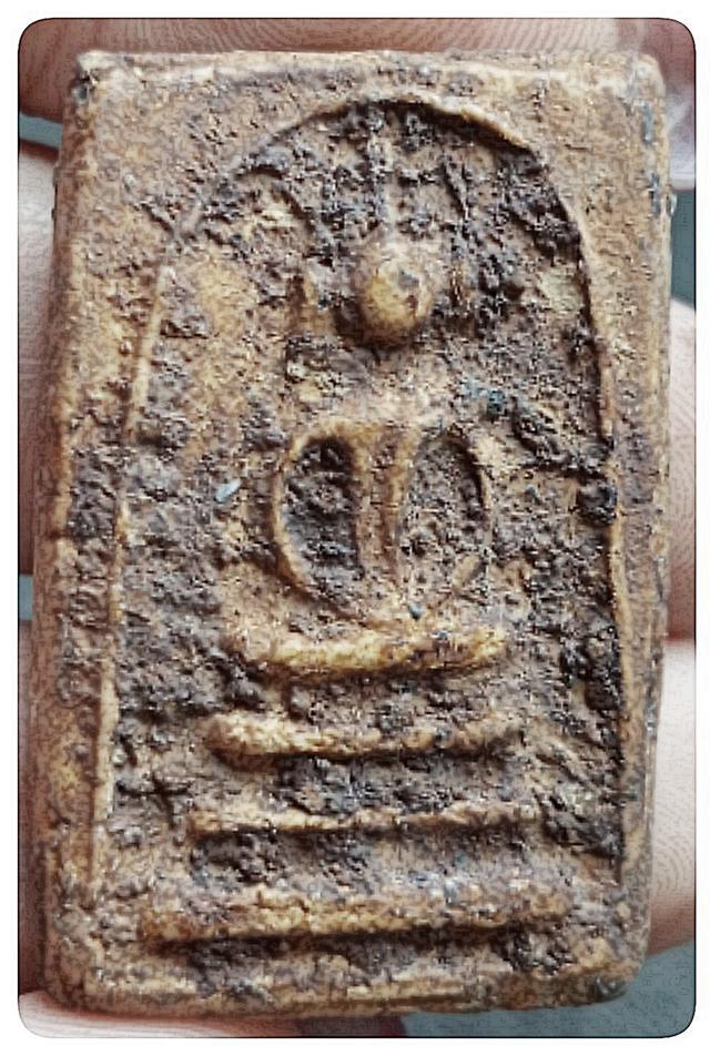 พระสมเด็จเก่าด้านหลังมีรอยยันต์ค่ะ