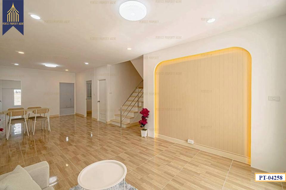 ขาย ทาวน์เฮ้าส์ สุชา บางบัวทอง ตกแต่งใหม่ มีเทอเรซ พร้อมอยู่ ฟรีโอน 10