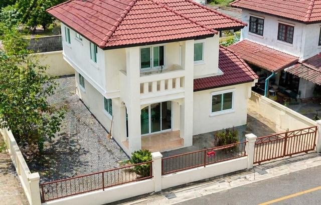 บ้านเดี่ยว 2 ชั้น รีโนเวทใหม่ ให้เช่า 3 นอน 2 น้ำ แยกบางพูน 1.5 กม. 35 ตร.ว. 140 ตร.ม. สนามกอล์ฟเมืองเอก 2.7 กม.ม.รังสิต 1