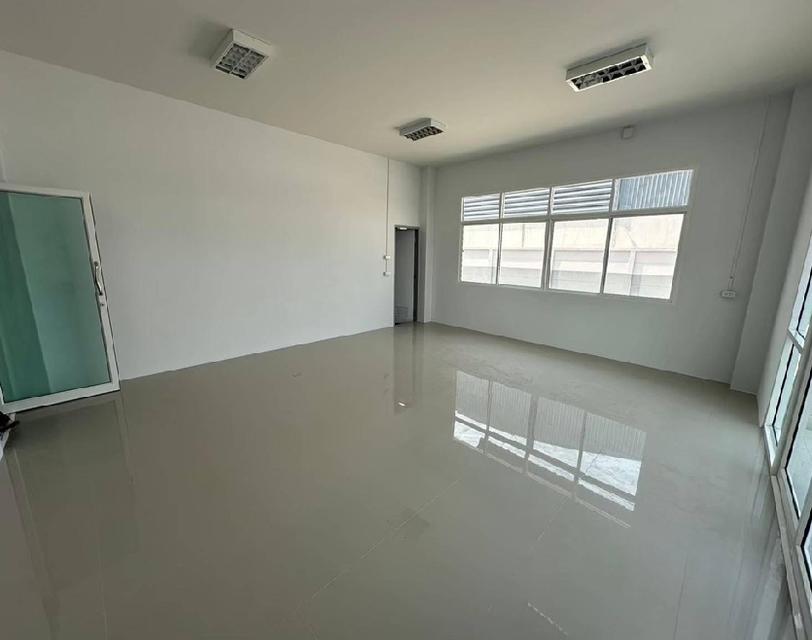 ให้เช่าโกดัง พร้อมสำนักงาน พื้นที่ใช้สอย 966 ตารางเมตร บนที่ดิน 500 ตารางวา / ทำเลอยู่ในซอย อบต หน้าไม้ / ห่างแยกนพวงศ์ 2 กิโลเมตร ลาดหลุมแก้ว 3