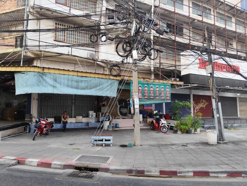 ขายหรือให้เช่าตึกแถว แยกอุดมสุข ไม่มีจอดรถ แต่จอดปั้มใกล้ๆ ติดถนนใหญ่ ใกล้บีทีเอส 2