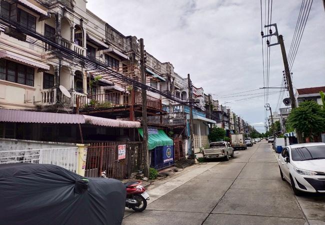 ขายทาวน์เฮ้าส์ หมู่บ้านสุภาวัลย์ ซอยรามคำแหง 176 เนื้อที่ 18 ตร.ว. 3 ชั้น 4 นอน 3 น้ำ