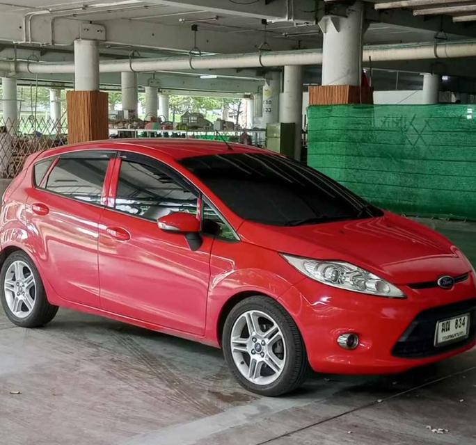 2012 Ford Fiesta สีแดง 2