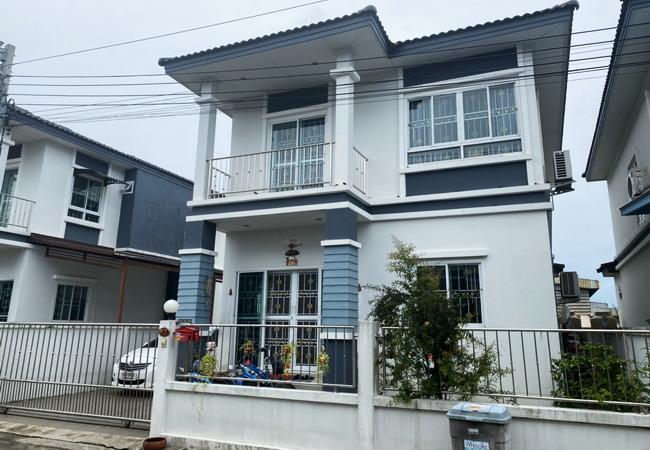 ขายบ้านแฝด หมู่บ้านพรหมศิริ เพชรเกษม 77 เนื้อที่ 33.6 ตร.ว. 2 ชั้น 3 นอน 3 น้ำ 1