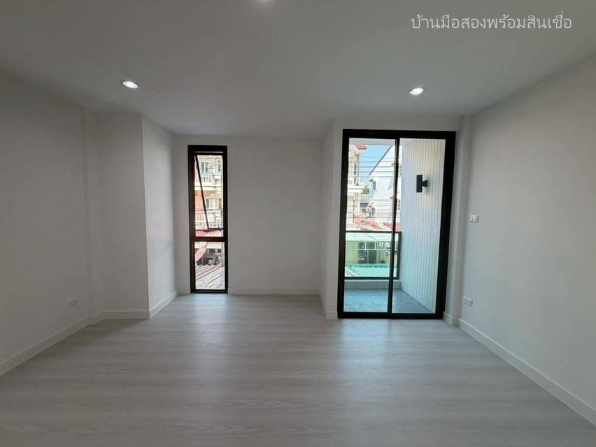 ทาวน์โฮม 3 ชั้น ซอยนาคนิวาส 37 ถนนประดิษฐ์มนูธรรม 10