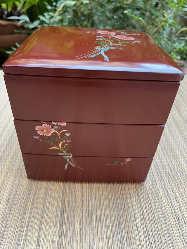 กล่องเบนโตะ 3 ชั้น พร้อมฝาปิด สีแดงวาดลายช่อดอกไม้ งานวาดมือญี่ปุ่น รูปย่อยที่ 2