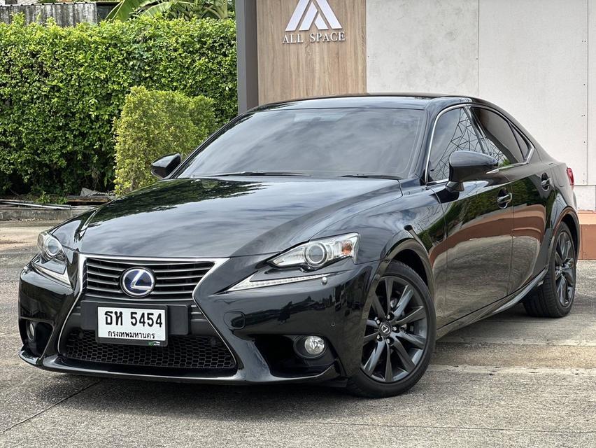 LEXUS IS 300h (2015)