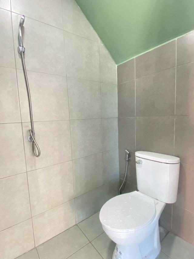 ทาวน์เฮาส์ 2 ชั้น ,หลังมุม เนื้อที่ 23.9 ตร.วา ขายหมู่บ้านกลอรี่เฮาส์ ถ.รามอินทรา 65 แยก 2-2 แขวงท่าแร้ง เขตบางเขน กรุงเทพฯ  18