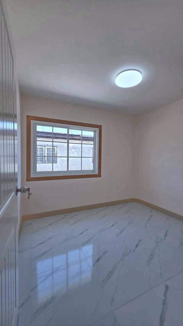 หมู่บ้านบัวทอง1 ติดรถไฟฟ้าสายสีม่วง สถานีคลองบางไผ่ ทาวน์เฮาส์ 2 ชั้น   ตกแต่งใหม่พร้อมอยู่   หน้าบ้านไม่ชนใคร เป็นทุ่งนา 15