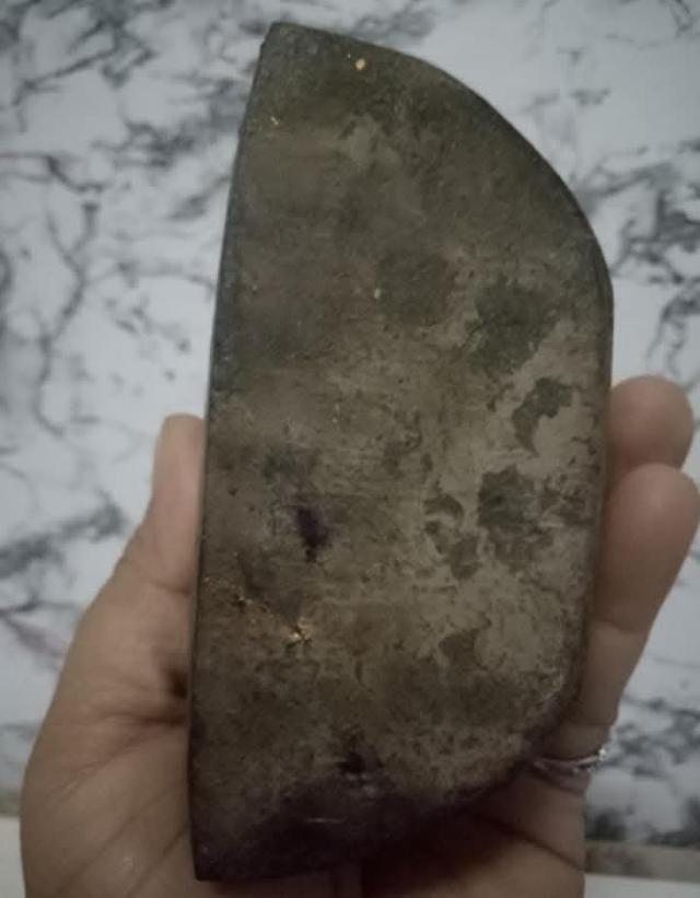 พระบูชาไม้แกะทาทองเก่า องค์พระปางนั่งสะดุ้งมาร องค์พระและฐานถอดออกจากกันได้ ขนาดหน้าตัก3นิ้ว ความสูง 7นิ้ว สภาพสวยสมบูรณ์ค่ะ 7