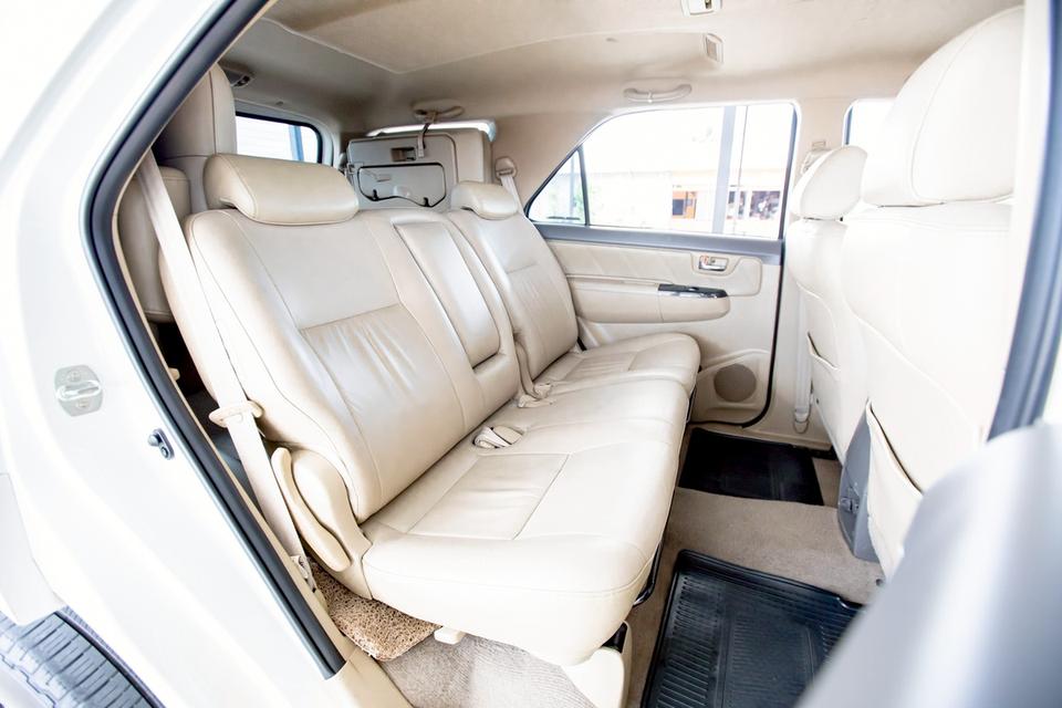 TOYOTA FORTUNER 3.0V สีขาว ปี 2013 ของแต่งหลายแสน  11