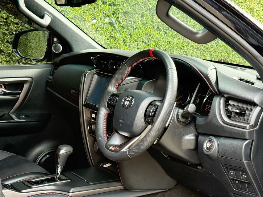 2023 TOYOTA FORTUNER 2.8 GR SPORT 4WD รถมือเดียวออกป้ายแดง รถวิ่งน้อย ประวัติศูนย์ครบ รถไม่เคยมีอุบัติเหตุครับ รูปที่ 10