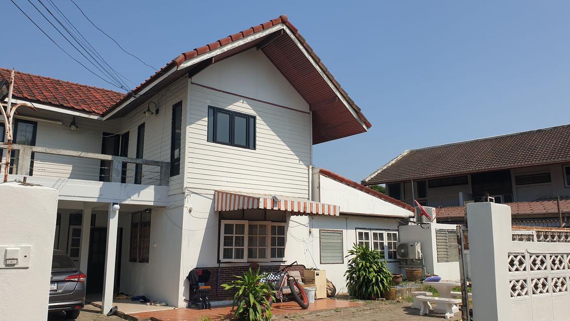 ขายบ้านเดี่ยว 2 ชั้น พื้นที่ 96 ตารางวา เขตพื้นที่เจริญ ใกล้ห้างสรรพสินค้าโรงเรียน โรงพยาบาล เดินทางเข้าออกสะดวกบ้านอยู่หลังสุดท้ายสุดซอย พื้นที่รอบบ้ 20