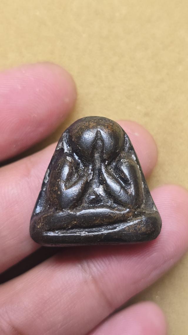 พระปิดตาหลวงพ่อแก้ว วัดเครือวัลย์ พิมพ์ใหญ่หลังแบบ