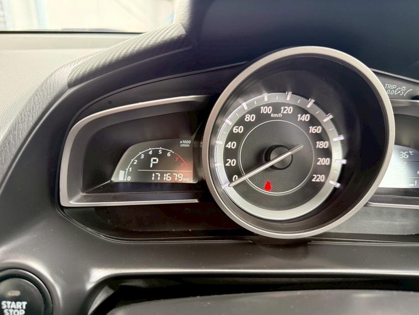 MAZDA 2 1.3 STD 2016 สีแดง มือเดียว เข้าศูนย์ทุกระยะ 9