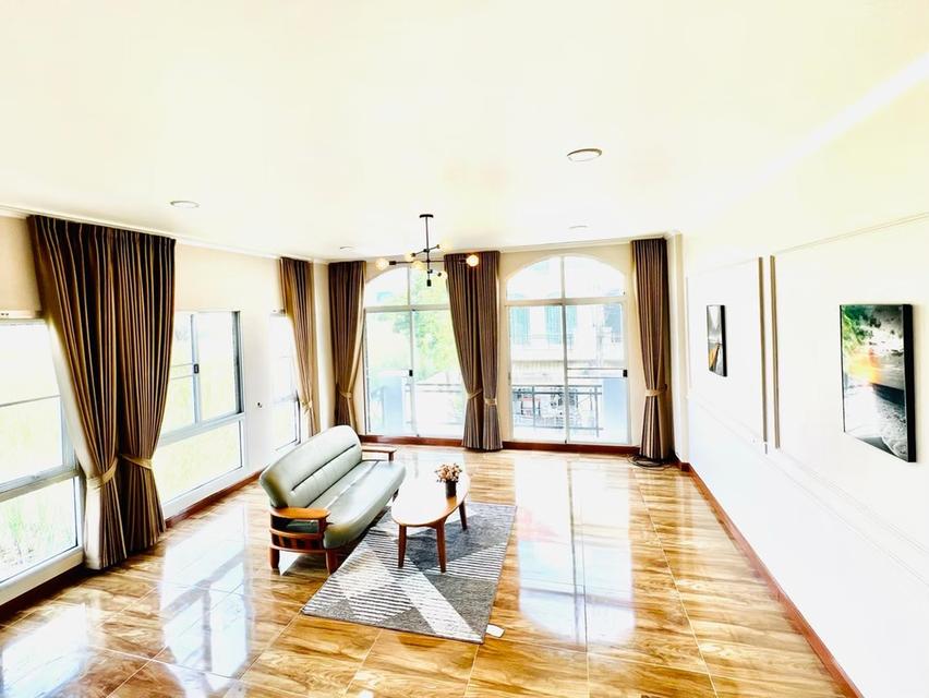 U1391 ให้เช่าบ้านทาวน์โฮม หมู่บ้านกลางเมือง โมนาโค ศรีนครินทร์ 24  บ้านพร้อมเฟอร์บางส่วน ทำเลดีเดินทางสะดวกเข้าออกได้หลายทาง ใกล้รถไฟฟ้า ใกล้ห้างทางด่ 7