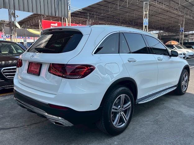 Benz GLC220d ปี 2023 สีขาว ไมล์น้อย รูปที่ 4