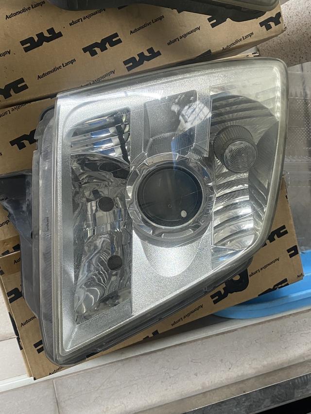 ขายไฟหน้า ISUZU D-MAX 2011 ลูกแก้ว สภาพเก่า ตามรูป