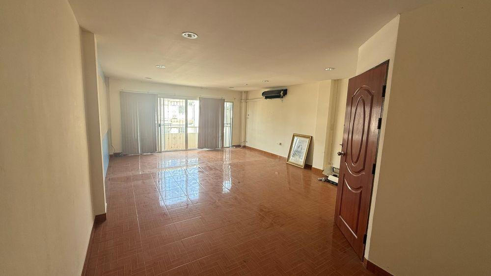 ขายอาคารพาณิชย์ 3 ชั้น 2 คูหาติด หลังมุม ทำเลดี เดินทางสะดวก อำเภอบางละมุง จังหวัดชลบุรี 3