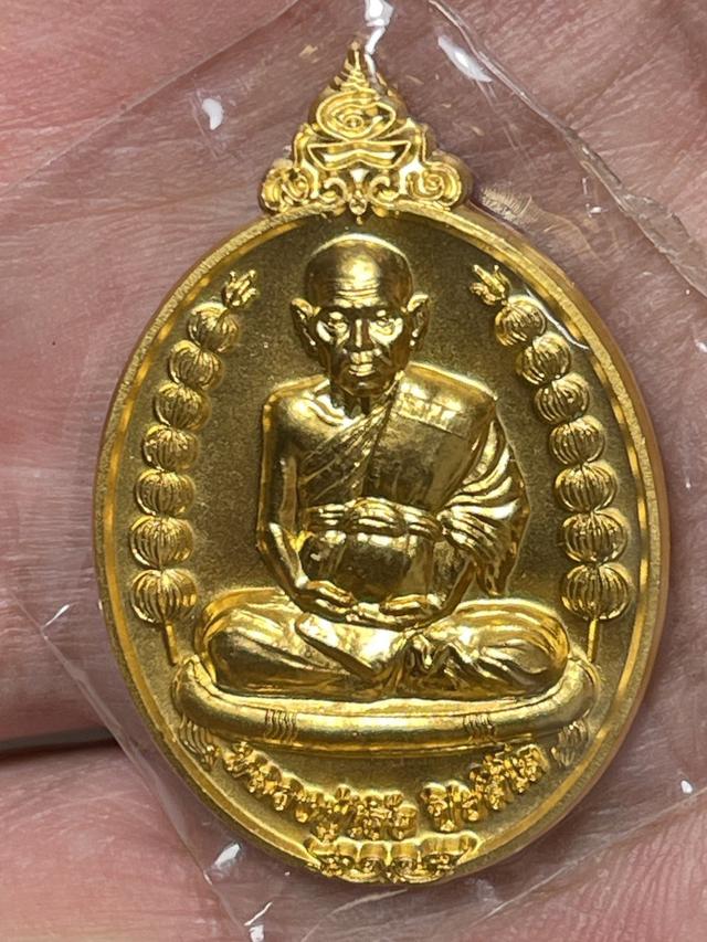 รูป เหรียญบรมสุข รุ่นท้ายสุด ในงานพระราชทานเพลิงศพ หลวงปู่เจือ ปิยสีโล วัดกลางบางแก้ว ปี 2554