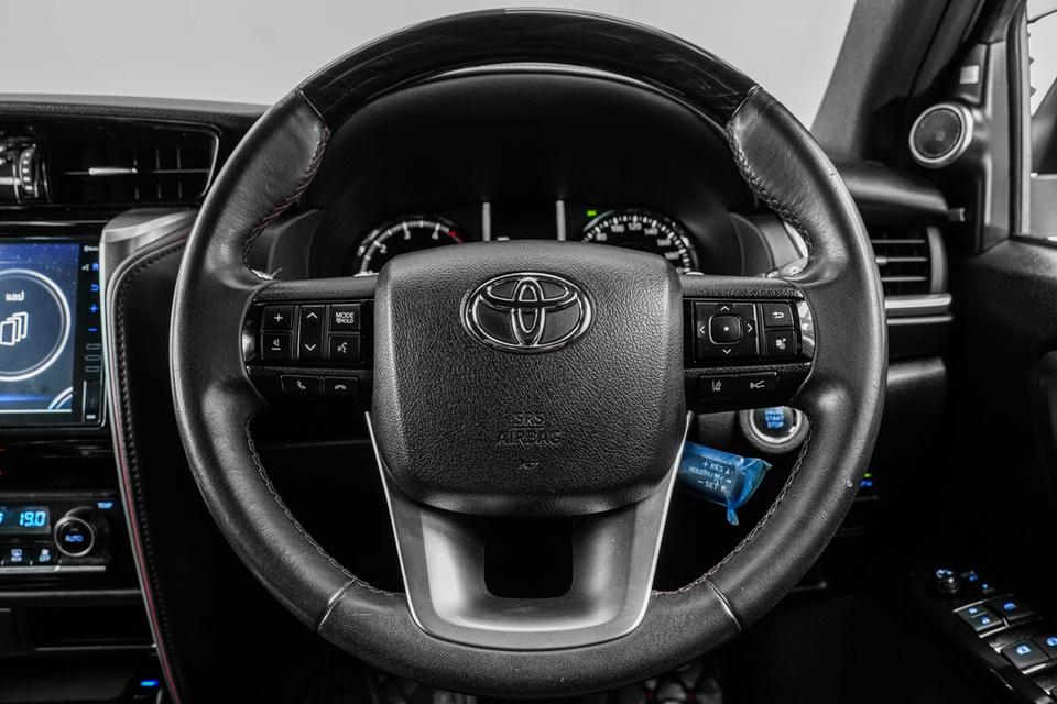 2020 TOYOTA FORTUNER 2.8 LEGENDER BLACK TOP 2WD SUV สีขาว-ดำ เลขไมล์ 80168 กม. 10