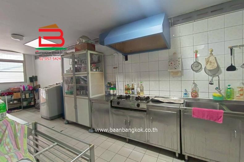 บ้านเดี่ยว คลองตันนิเวศน์ ซอยปรีดีพนมยงค์ 42 (ใกล้โรงเรียนพระหฤทัยพัฒนเวศม์) เนื้อที่ 79 ตรว. แขวงคลองตันเหนือ เขตวัฒนา 8