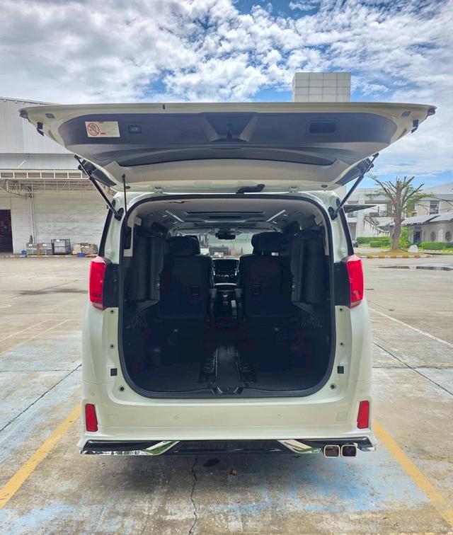 Toyota ALPHARD 2.5SC PACKAGE สีขาว ปี 2023 ไมล์ 34,000 กม.  7
