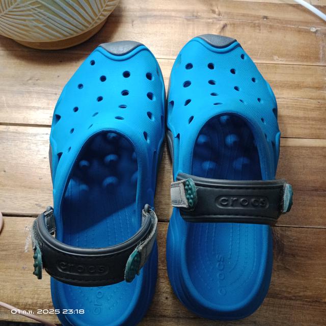 รองเท้าCROCS มือสอง แท้ 100% สีฟ้าสด รุ่นปรับสายคาดหลังเท้าได้ 5