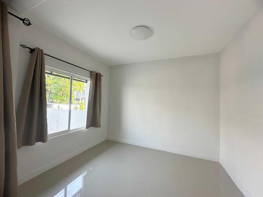 ให้เช่าทาวเฮ้าส์ 2 ชั้น หมู่บ้านยูนิโอทาวน์ ลำลูกกาคลอง4 ใกล้โรงเรียนแย้มสะอาด พื้นที่ 20 ตร.วา 3นอน 2น้ำ 1ครัว จอดรถ1คัน แอร์2ตัว ราคาเช่า 11,000 บ./ 6