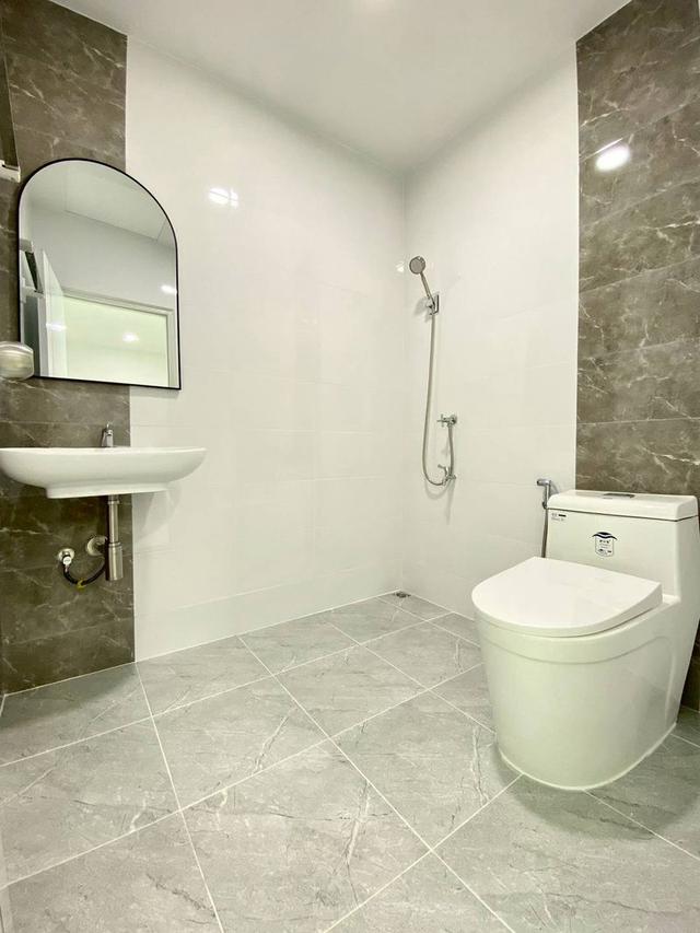 หมู่บ้านหงส์ประยูร3  แยกบางพลู ทาวน์เฮาส์ 2 ชั้น ตกแต่งใหม่พร้อมอยู่  มีระเบียงด้านหน้าใกล้ถนนรัตนาธิเบศร์   โครงการมี ระบบรักษาความปลอดภัย 14