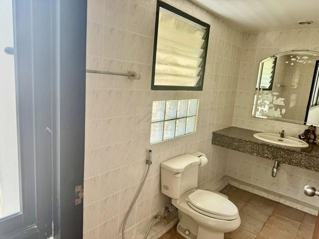 ให้เช่า โฮมออฟฟิศ 4 ชั้น ดาดฟ้า หลังริม 500 ตรม. 8 ห้องใหญ่ ซอยสุขุมวิท 4 ใกล้ BTS นานา 8