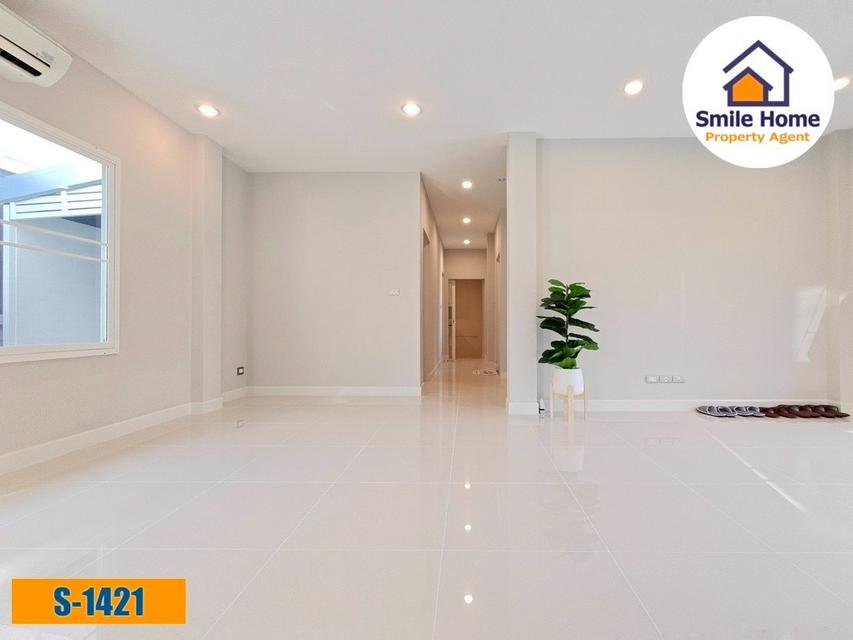 Centro ศรีนครินทร์–บางนา ใกล้สวนหลวง ร.9 6