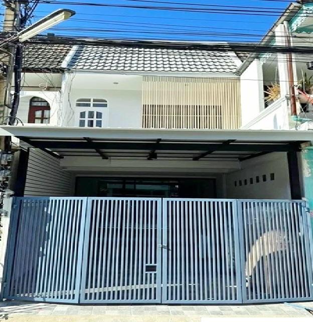 แฮปปี้แลนด์ เดอะมอลล์ บางกะปิ 1.5กม. MRTแยกลำสาลี 2.1กม.ให้เช่าทาวน์โฮม 2 ชั้น 16 ตร.วา. 130 ตร.ม. ม.นิด้า 3กม. เสนาวิลล 1