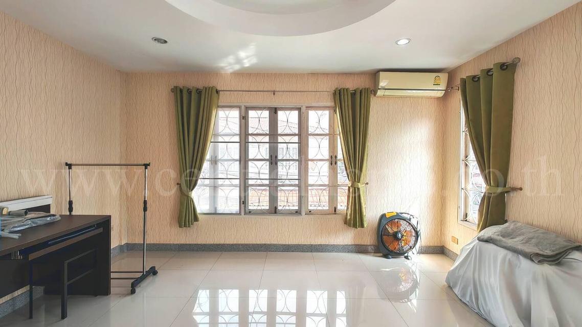 ทาวน์เฮ้าส์ 2 ชั้นครึ่ง สรานนท์ ติวานนท์ - ปากเกร็ด หลังมุม 20