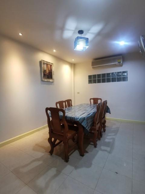 ให้เช่าทาวน์โฮม 3 ชั้น โครงการบ้านกลางเมือง รัชดา-ลาดพร้าว มี3ห้องนอน4ห้องน้ำ ราคาเช่าเดือนละ 30,000 บาท/เดือน (จดทะเบีย 7