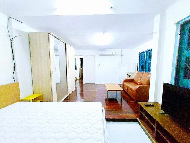 พร้อมเฟอร์ฯ สวย สภาพดี 60 ตร.วาตลาดนัดสัมมากร 1กม.ให้เช่าบ้านเดี่ยว 2 ชั้น.ม.นานาชาติแสตมฟอร์ด 2.9 กม. เดอะพาซิโอ ทาวน์ 3