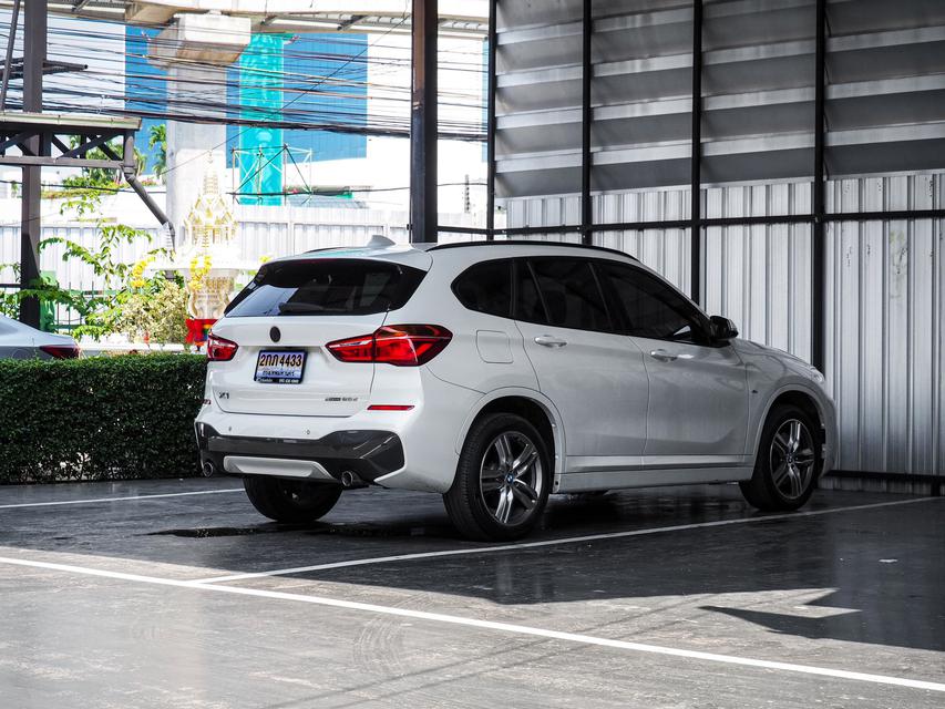 รูป BMW X1 ดีเซล M Sport รุ่น Top สุด ปี 2021 สีขาว 4