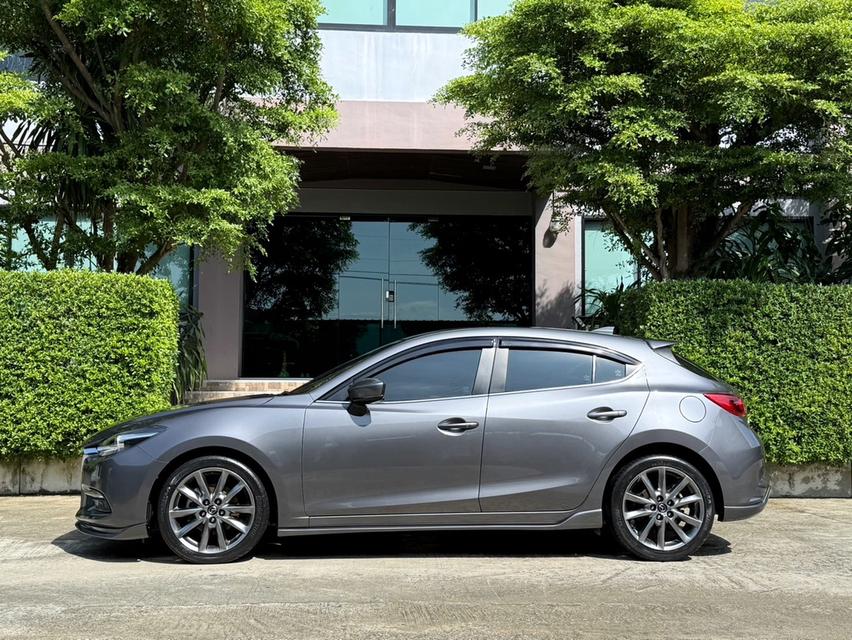 2019 MAZDA 3 2.0 S 5ประตู รถมือเดียวออกป้ายแดง รถวิ่งน้อยเพียง 80,000 กม ประวัติศูนย์ครบ รถไม่เคยมีอุบัติเหตุครับ