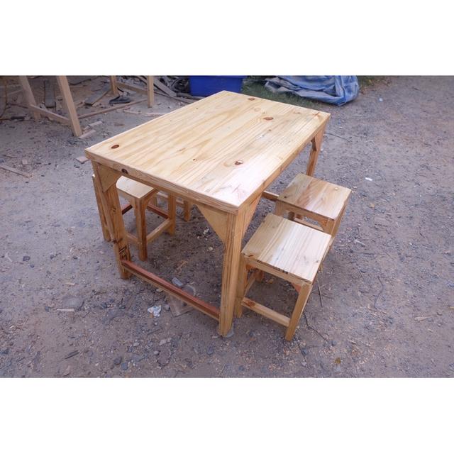 โต๊ะและเก้าอี้ 4 ตัว พร้อมเคลือบเงาแล้ว