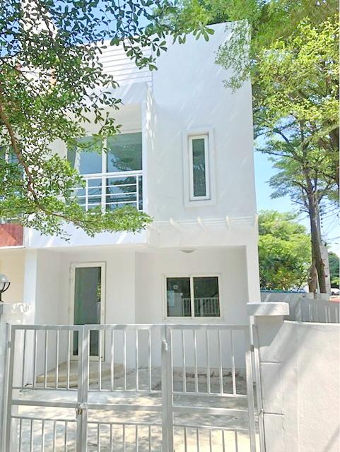 รถไฟฟ้า หลักหก ม.รังสิต 2.4 กม. เพิ่มแอร์ 2ตัว 3นอน 2น้ำ ติดถนน เทิดราชัน ให้เช่า ทาวน์โฮมหัวมุม 30ตรว. 152 ตร.ม. ด้านนอ 3