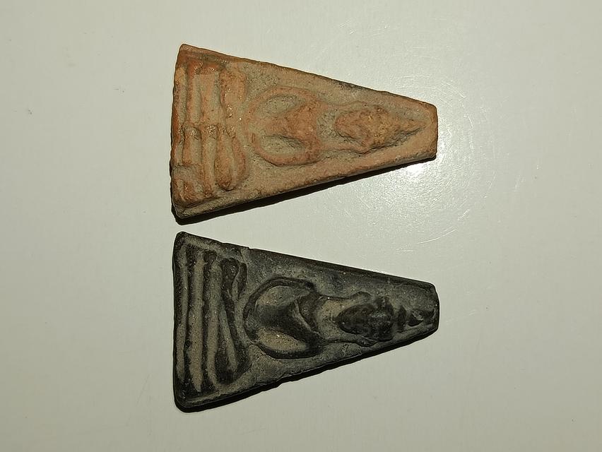 พระผงสุพรรณ ซึ่งเป็นหนึ่งในพระเครื่องชุดเบญจภาคีที่โด่งดังของไทย ลักษณะเด่นที่เห็นได้ชัดคือรอยกดคล้ายลายนิ้วมือหรือเส้นสายที่ด้านหลังขององค์พระ 