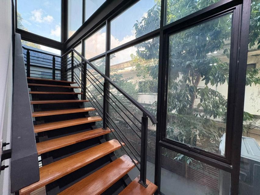ให้เช่าอาคารสำนักงาน 3 ชั้น / ตกแต่งสไตล์ Modern / ซอยลาซาล บางนา / เข้าซอยไม่ลึก / พื้นที่ใช้สอย 1,067 ตารางเมตร / แอร์ 24 เครื่อง 14