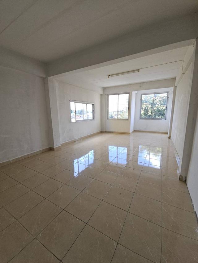 ให้เช่าอาคารพาณิชย์ 4 ชั้นมีดาดฟ้าต่างหาก ติดกับ กศน. ตรงข้ามสวนสาธารณะและสนามกีฬา มีที่จอดรถ ราคา 15,000 ต่อเดือน สนใจติดต่อคุณเก๋ง 0813567891 8