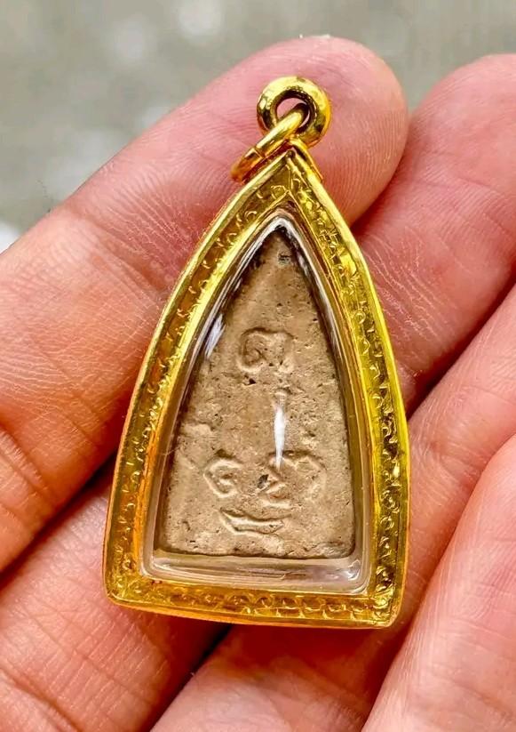 พระผงเลี่ยมทอง