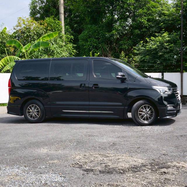 Hyundai H1 รุ่น 2.5 Elite ดีเซล เกียร์ออโต้ ปีจดทะเบียน 2021