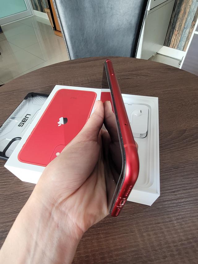 รูป I Phone 11 สีแดง 128 GB 4
