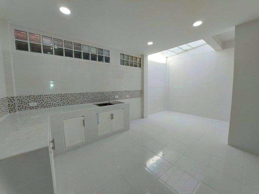 ขายทาวน์เฮ้าส์ 2 ชั้น รีโนเวทใหม่ หมู่บ้านรินรดา ซอยนวลจันทร์ 24 เขตบึงกุ่ม  ขนาด 28.5 ตร.ว. ใกล้แฟชั่นไอส์แลนด์ 12