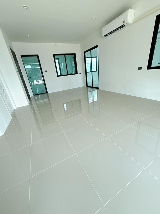 บ้านแฝด 2ชั้น 45ตร.วา 4ห้องนอน 3ห้องน้ำ 1ห้องเอนกประสงค์ 1ห้องครัว 1หัองซักล้าง พร้อมโรงรถ2คัน 7